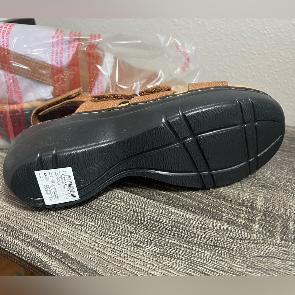 MWT Clarks Mariah 2 Tan Sandals with Adjustable Straps - Picture 3 of 4